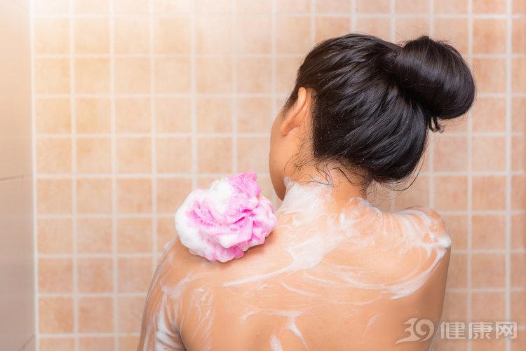 洗完澡可以喝酒_洗澡喝完能酒精消毒嗎_剛喝完酒能洗澡嗎